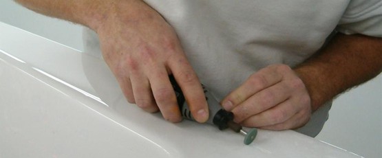 Usuwanie uszkodzeń powierzchni akrylowej wanny lub kabiny prysznicowej